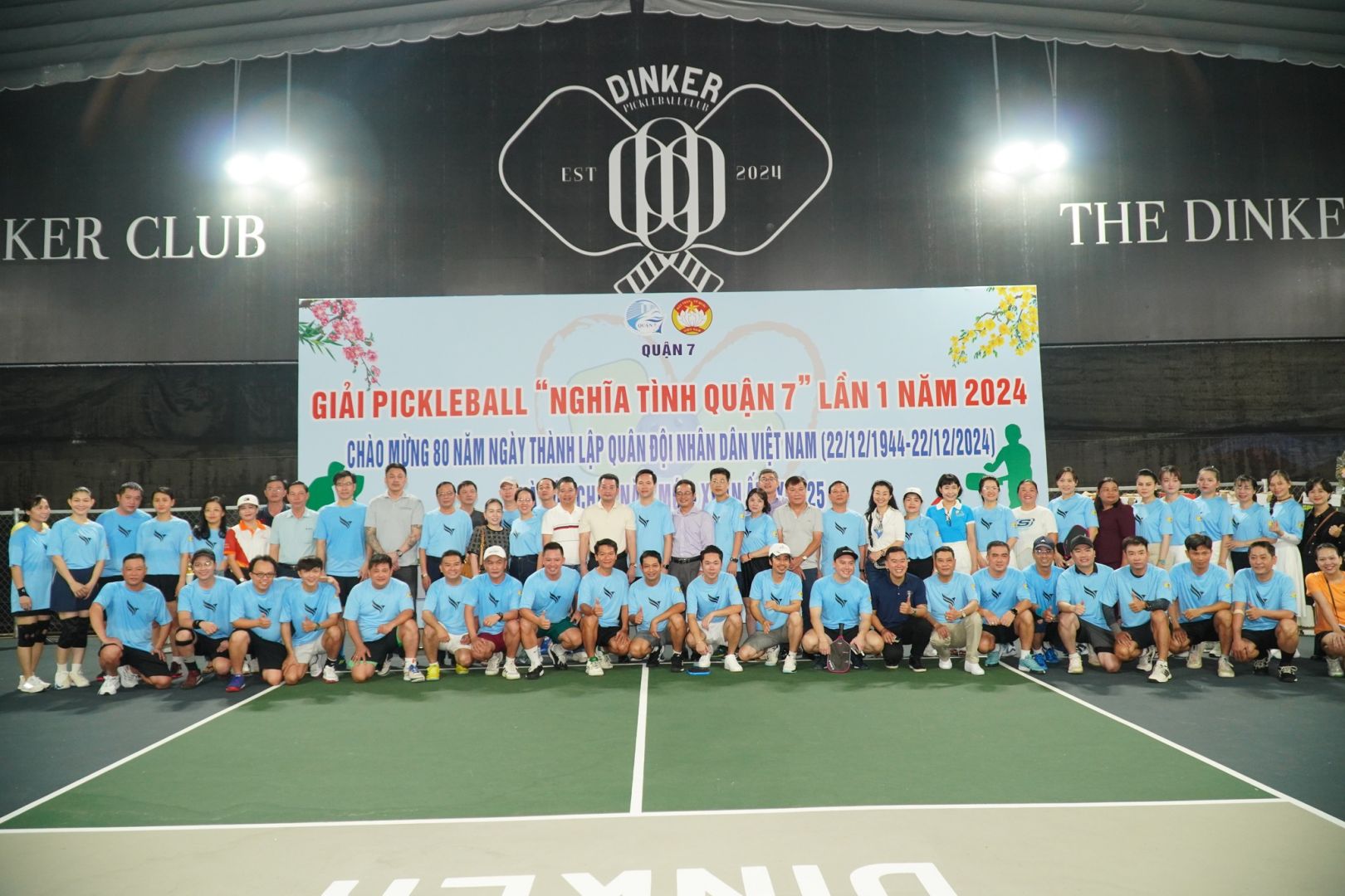 Có thể là hình ảnh về quần vợt và văn bản