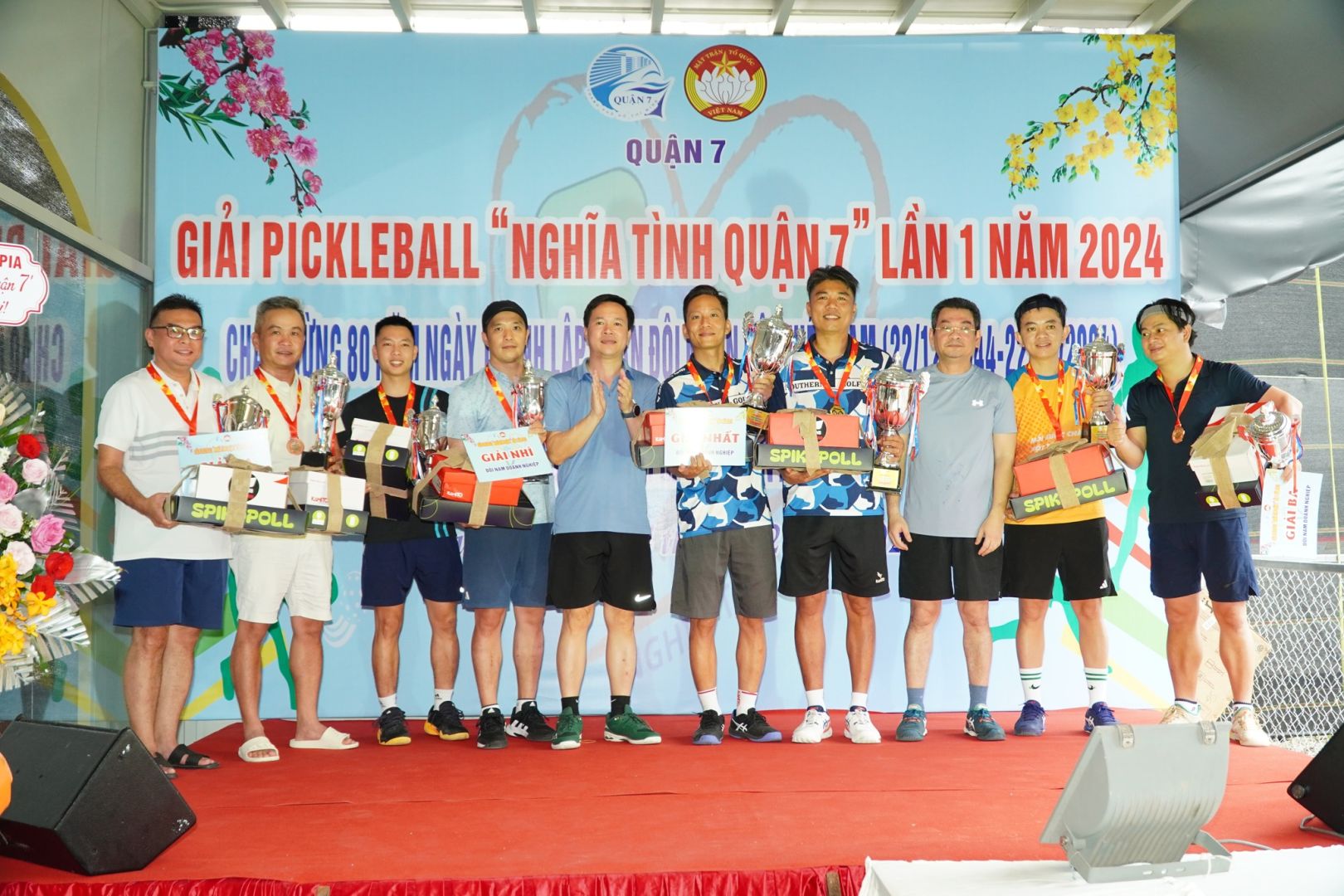 Có thể là hình ảnh về 10 người và văn bản