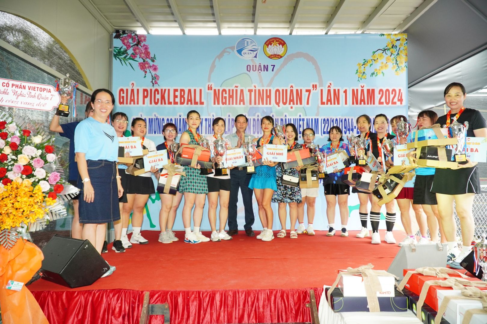 Có thể là hình ảnh về 8 người, cái bục và văn bản