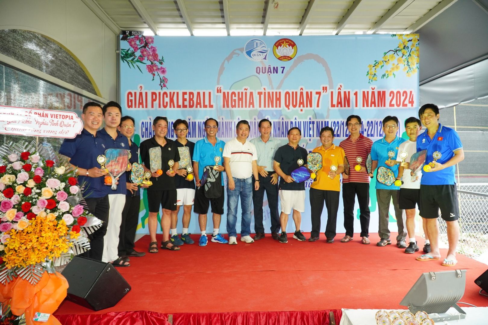 Có thể là hình ảnh về 13 người, cái bục và văn bản