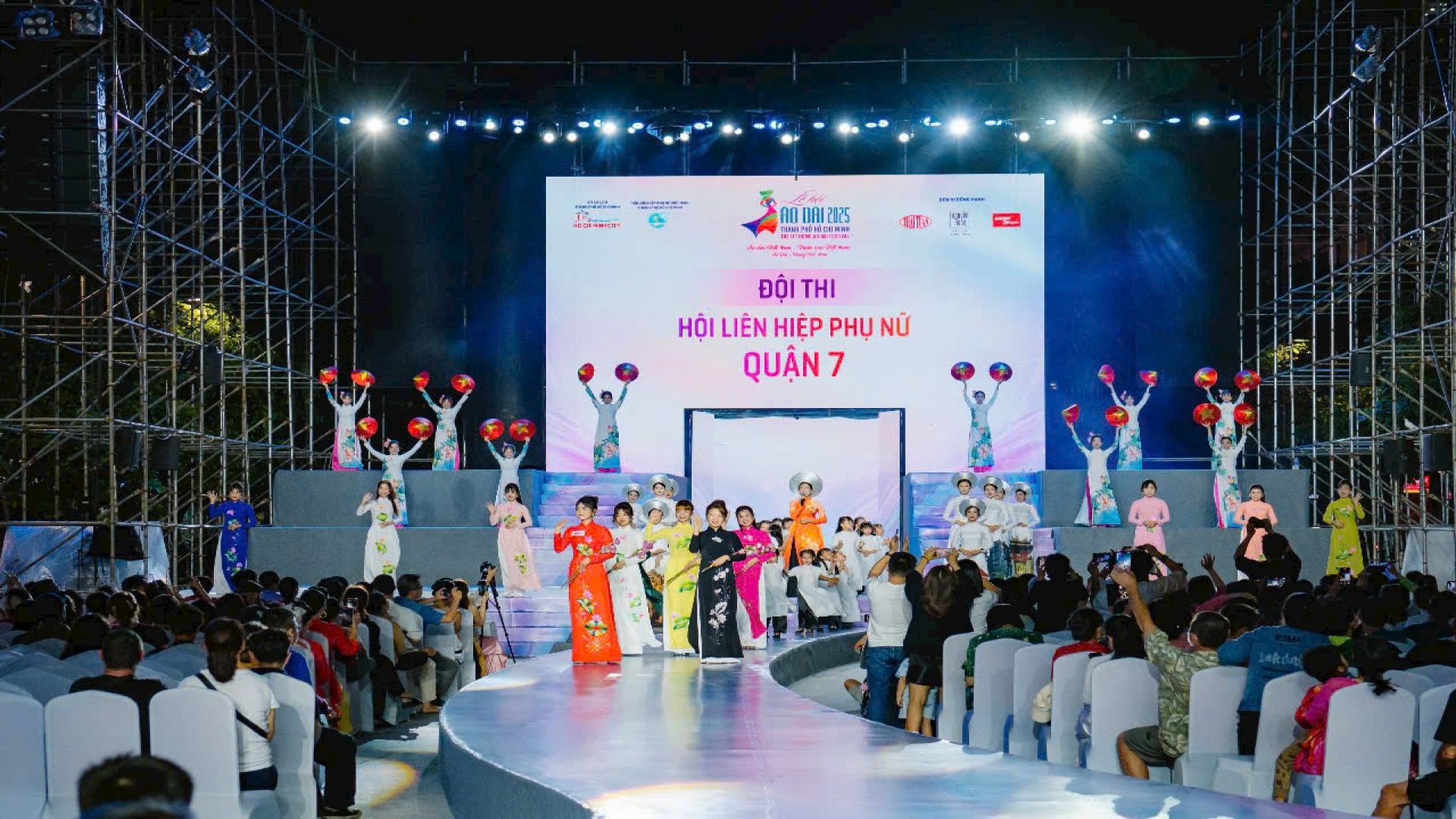 THÁNG 3 - ĐOÀN VIÊN, NGƯỜI LAO ĐỘNG QUẬN 7  HƯỞNG ỨNG CÁC HOẠT ĐỘNG LỄ HỘI ÁO DÀI VÀ “TRAO GỬI ÁO DÀI YÊU THƯƠNG”