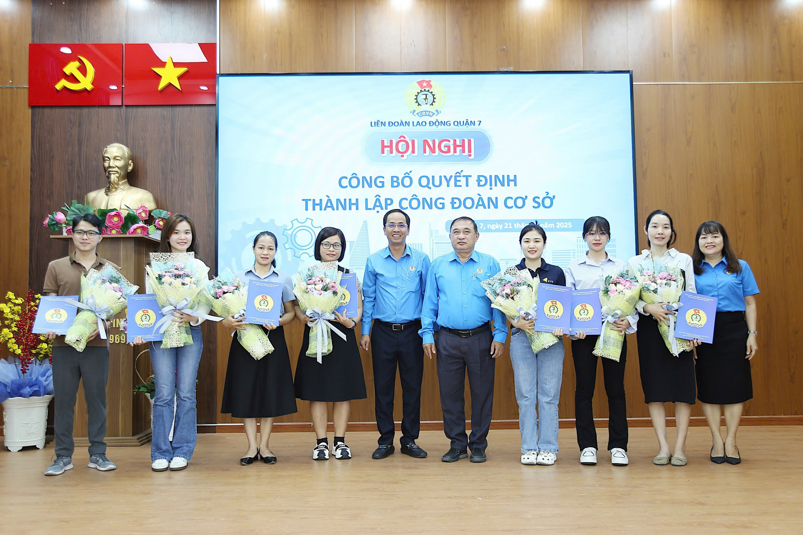 LIÊN ĐOÀN LAO ĐỘNG QUẬN TRAO QUYẾT ĐỊNH KẾT NẠP 159 ĐOÀN VIÊN VÀ THÀNH LẬP 08 CÔNG ĐOÀN CƠ SỞ