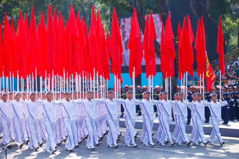 Quần chúng, nhân dân tham gia diễu hành kỷ niệm 50 năm thống nhất đất nước