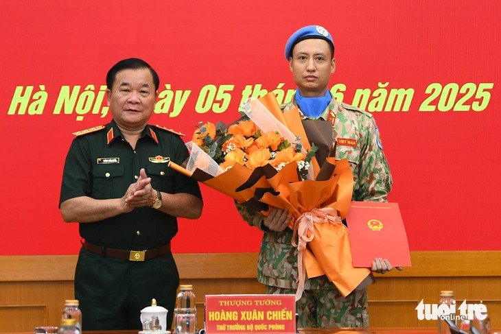 Bộ Quốc phòng trao quyết định của Chủ tịch nước cho sĩ quan làm nhiệm vụ gìn giữ hòa bình