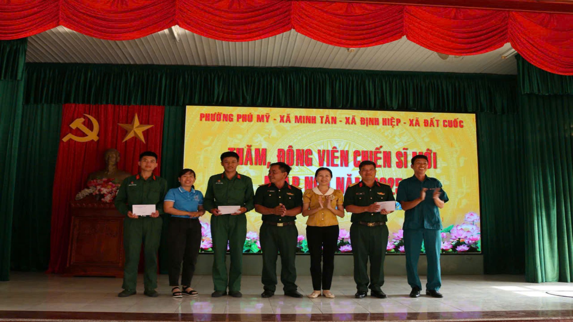 XÃ ĐẤT CUỐC TỔ CHỨC THĂM, TẶNG QUÀ VÀ ĐỘNG VIÊN CÁC CHIẾN SĨ MỚI