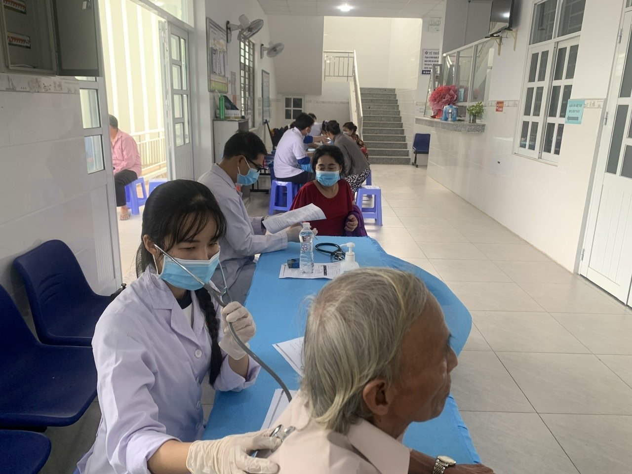 KHÁM SỨC KHỎE MIỄN PHÍ, SÀNG LỌC PHÁT HIỆN CHỦ ĐỘNG BỆNH PHỔI VÀ CÁC BỆNH ĐƯỜNG HÔ HẤP TẠI XÃ ĐẤT CUỐC