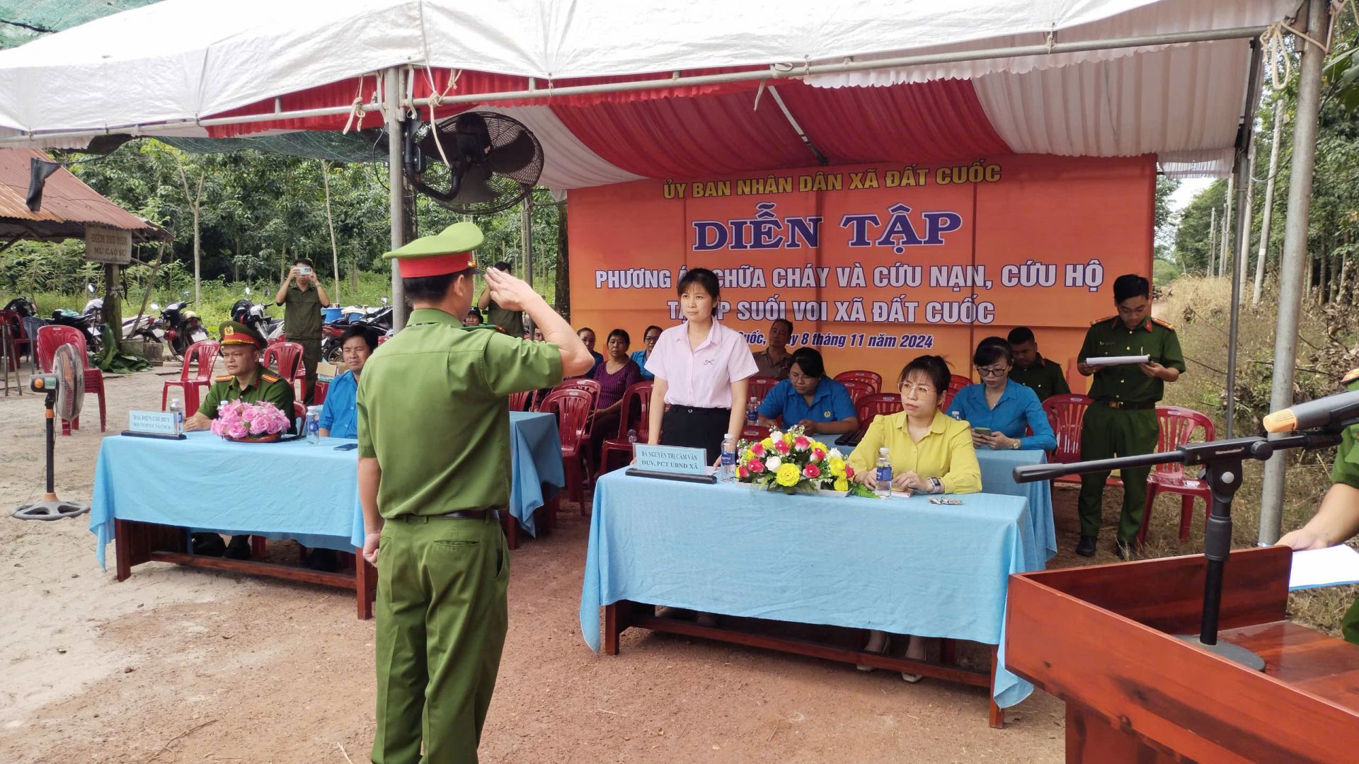 XÃ ĐẤT CUỐC DIỄN TẬP PHƯƠNG ÁN CHỮA CHÁY VÀ CỨU NẠN CỨU HỘ