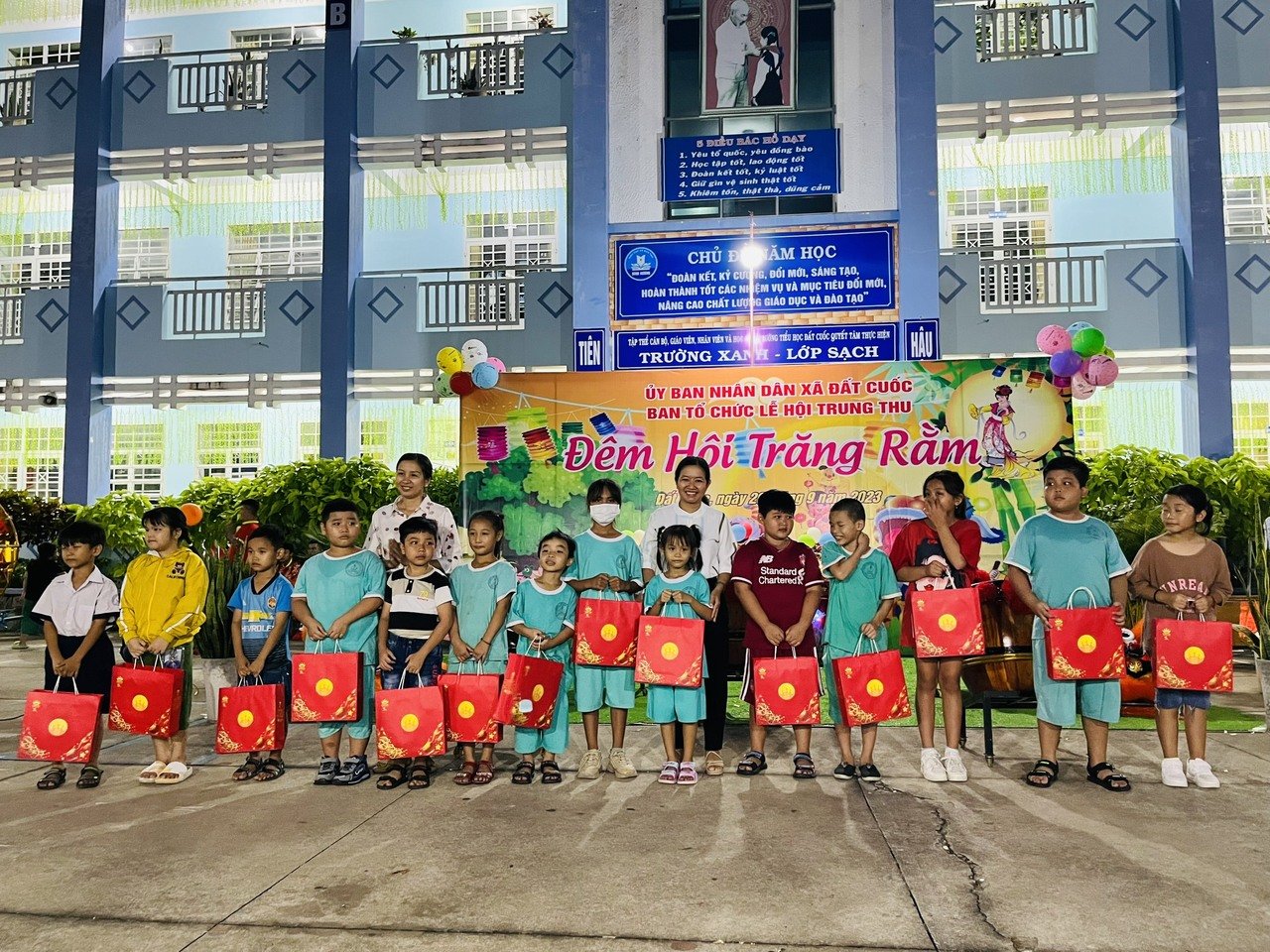 Xã Đất Cuốc tổ chức “Đêm hội trăng rằm” nhân dịp tết trung thu cho các em thiếu nhi trên địa bàn