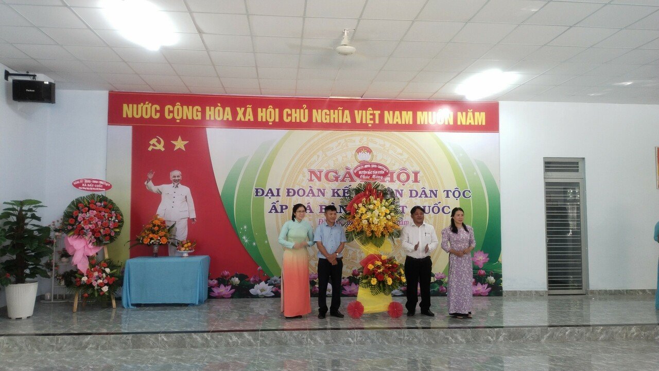 Ấm áp Ngày hội Đại đoàn kết ấp Đá Bàn xã Đất Cuốc