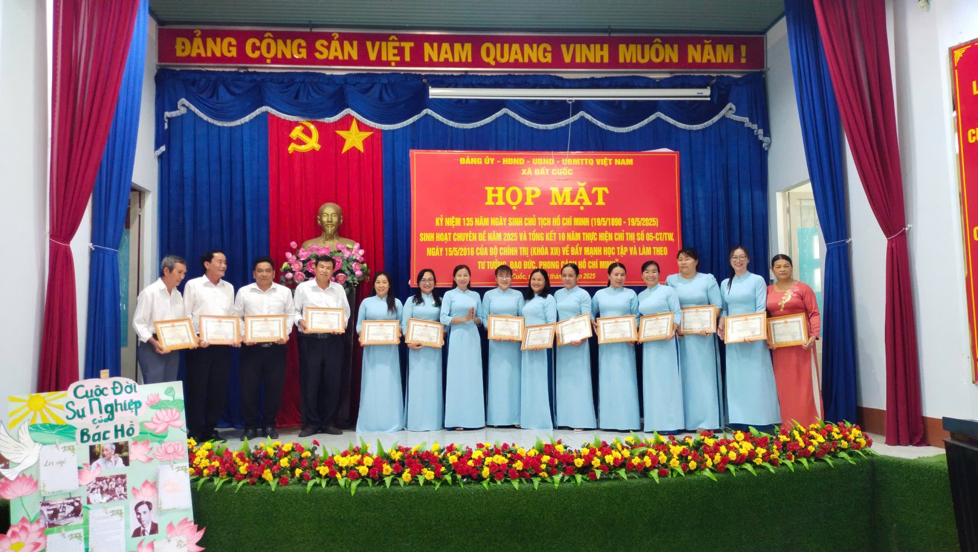 XÃ ĐẤT CUỐC TỔ CHỨC HỌP MẶT KỶ NIỆM 135 NĂM NGÀY SINH CỦA CHỦ TỊCH HỒ CHÍ MINH