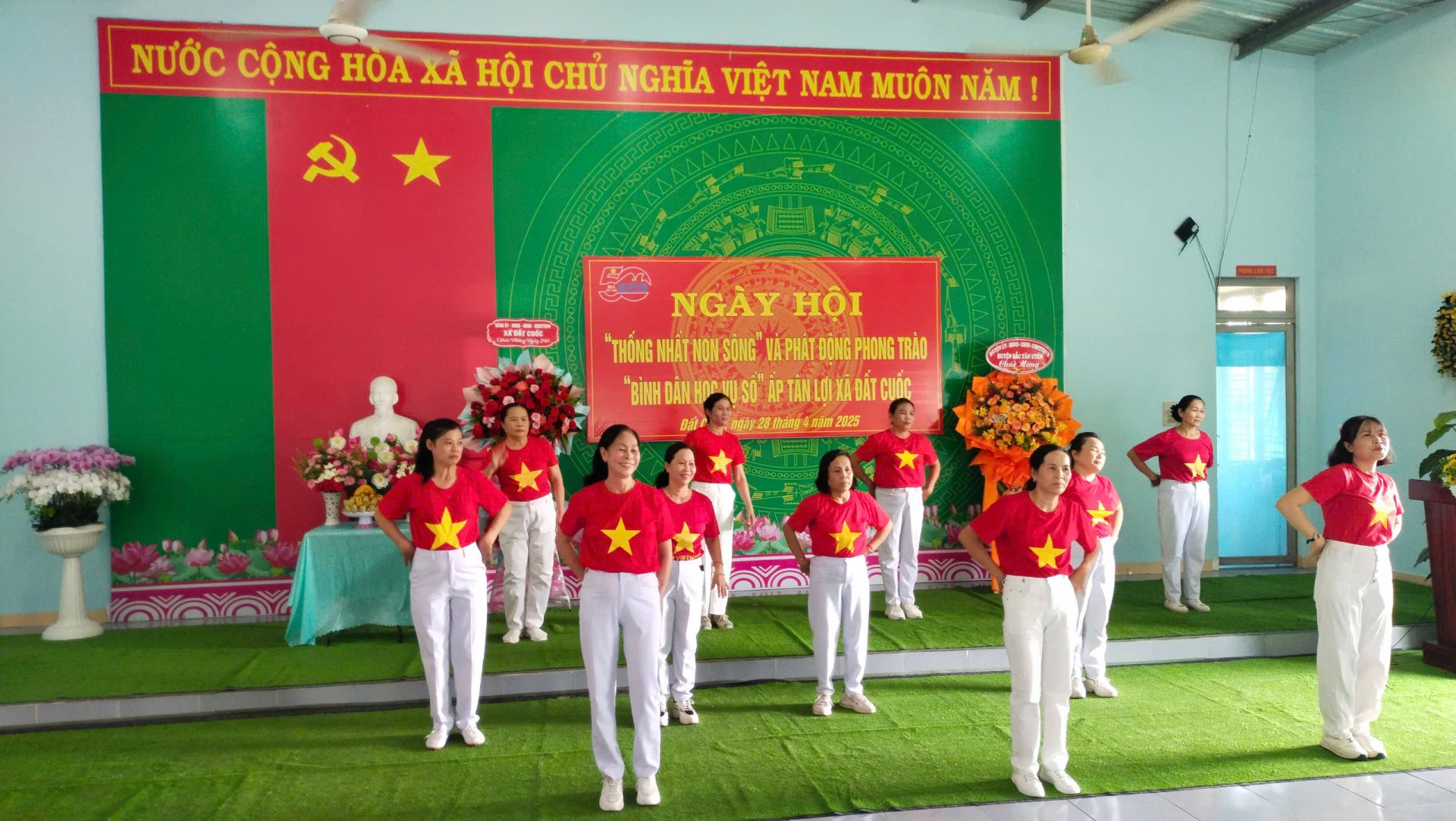 XÃ ĐẤT CUỐC RỘN RÀNG NGÀY HỘI "THỐNG NHẤT NON SÔNG"