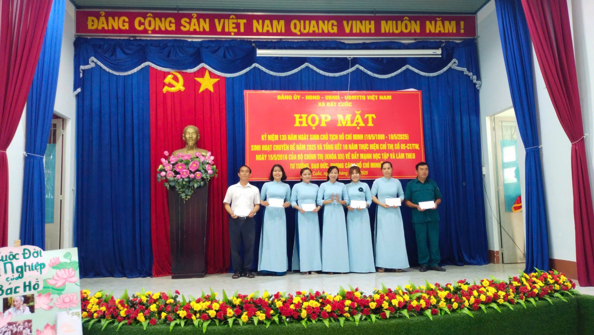 XÃ ĐẤT CUỐC TỔ CHỨC HỌP MẶT KỶ NIỆM 135 NĂM NGÀY SINH CỦA CHỦ TỊCH HỒ CHÍ MINH