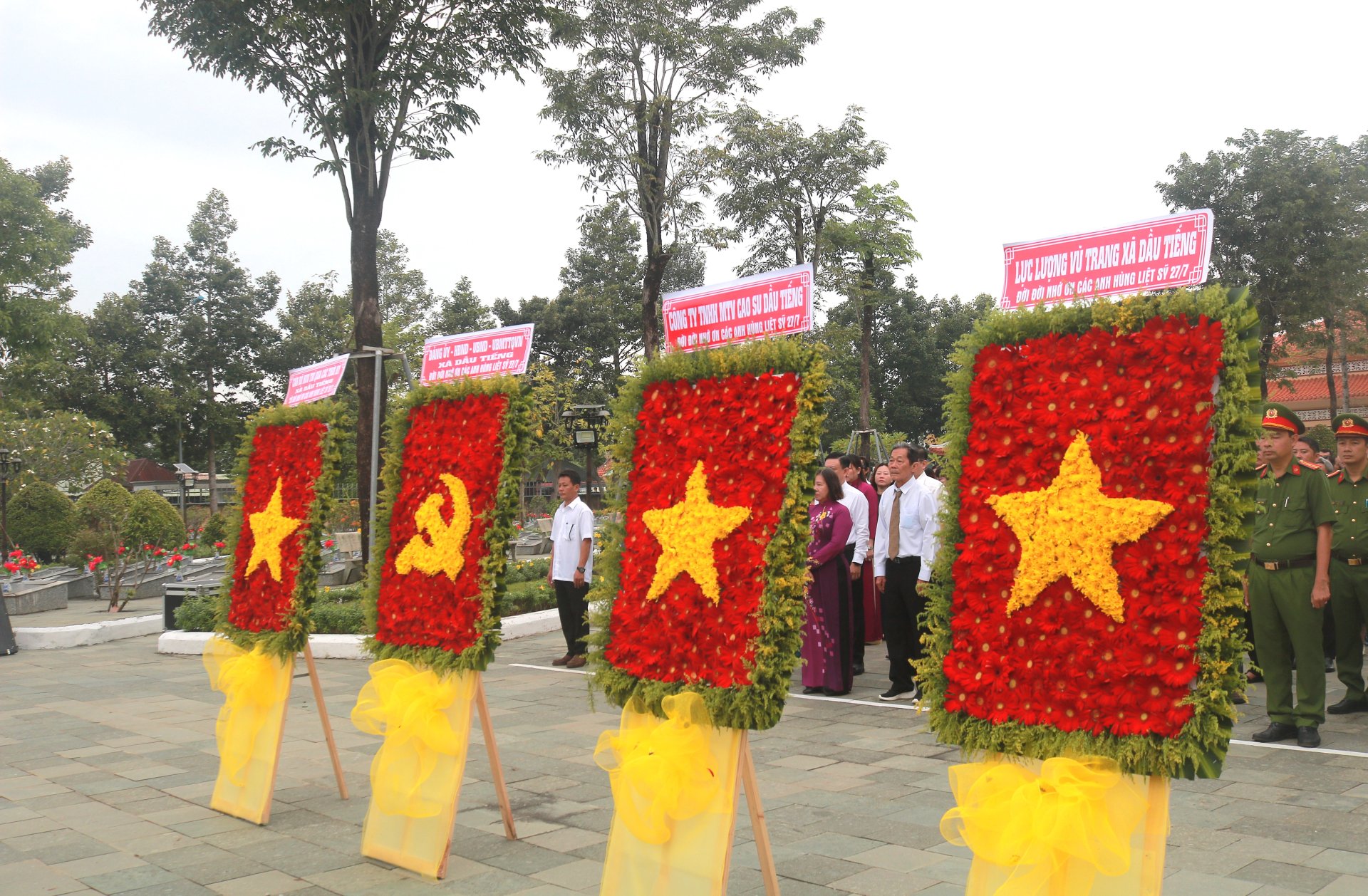 Viếng nghĩa trang liệt sĩ Dầu Tiếng