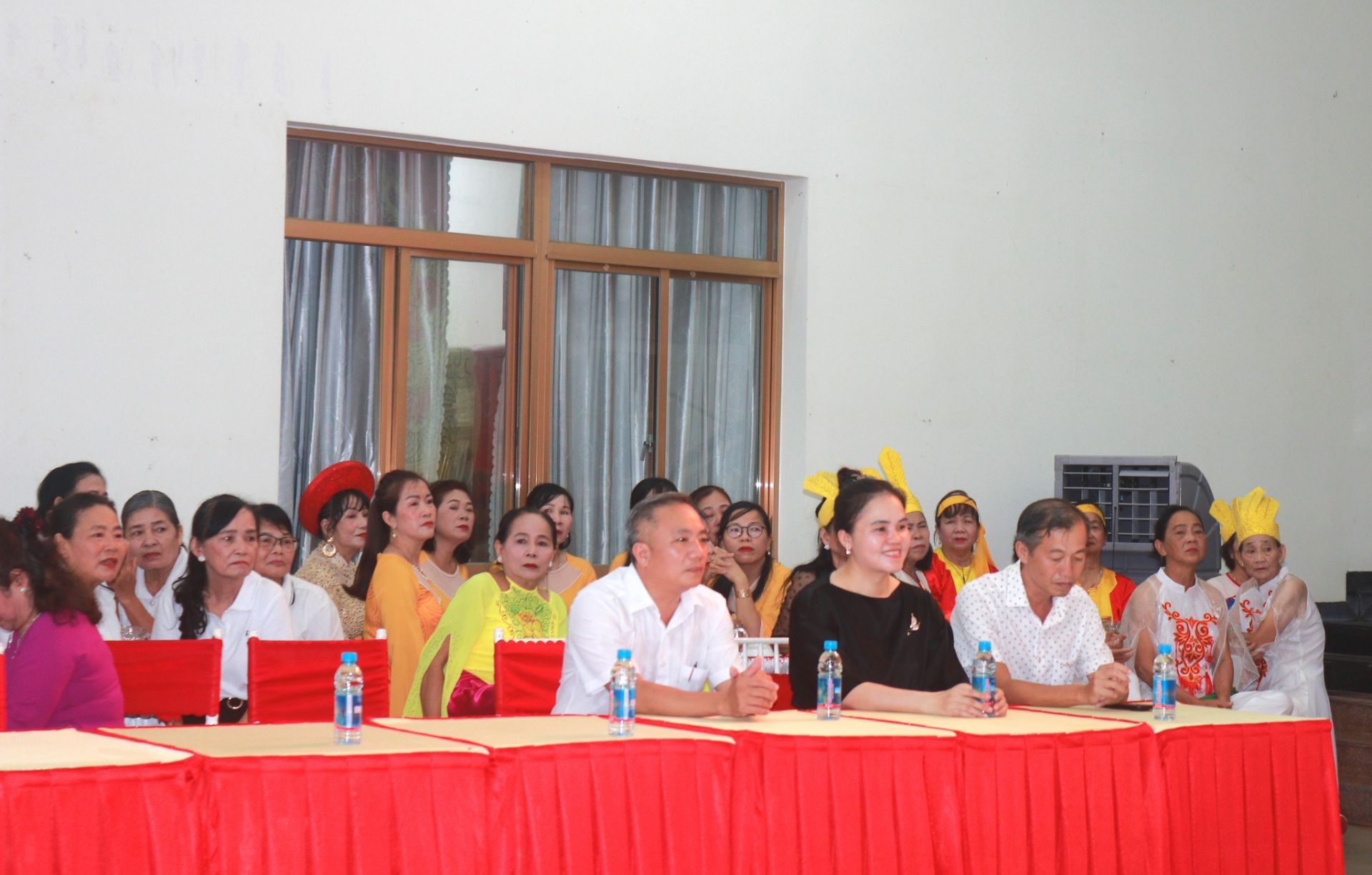 Có thể là hình ảnh về 13 người