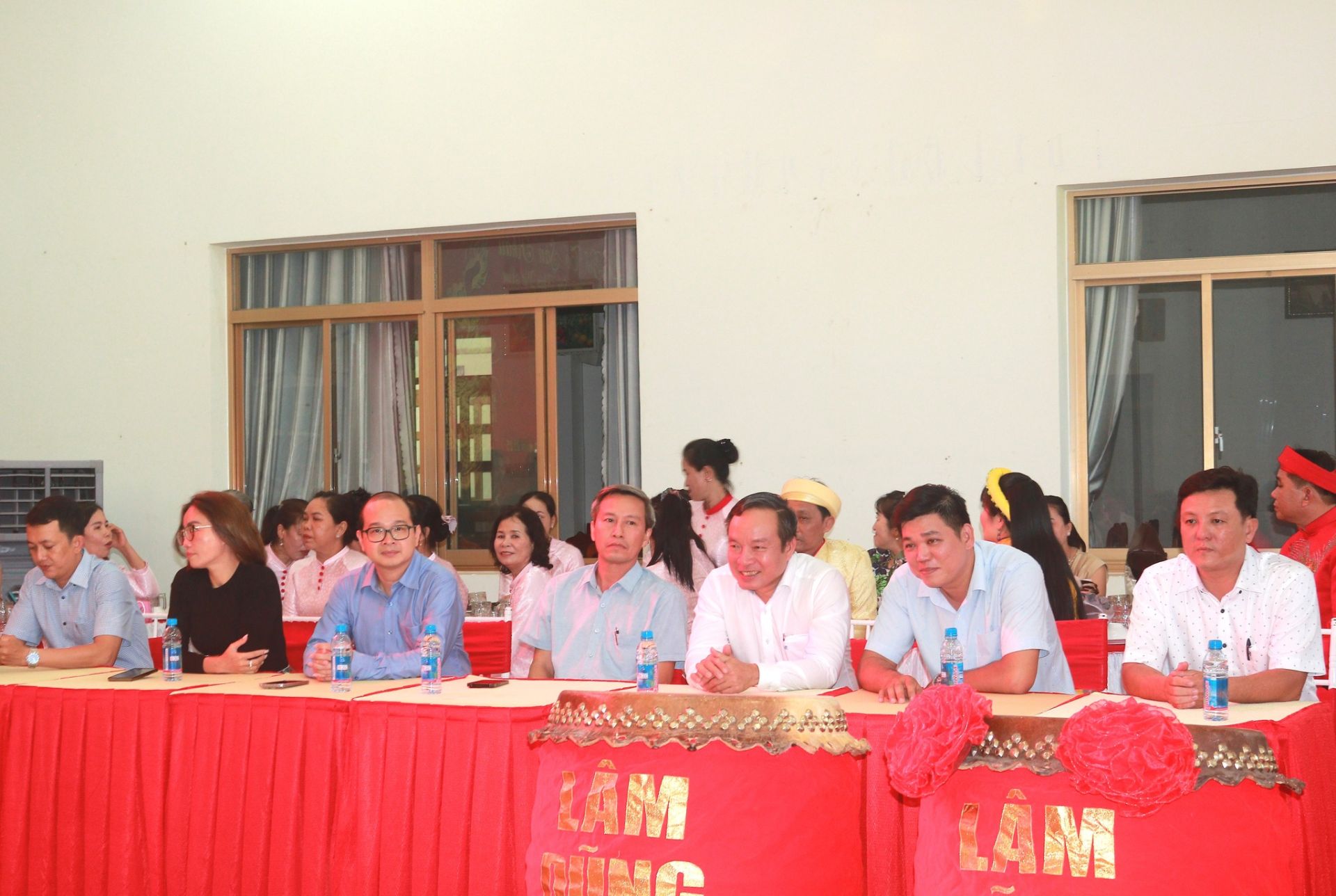 Có thể là hình ảnh về 11 người và văn bản cho biết 'LẦM LAM 5 2 4'