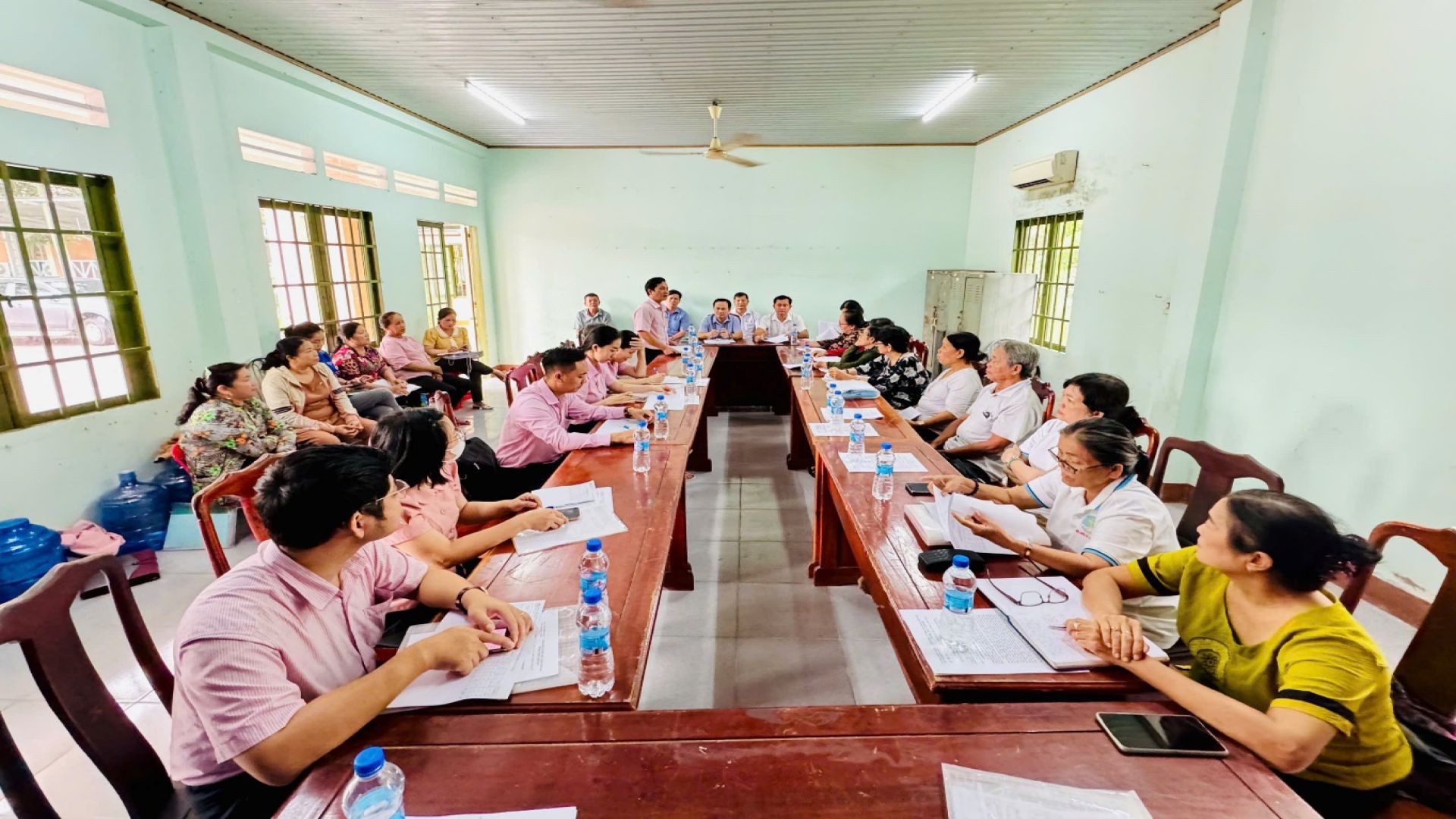 Thành viên Ban đại diện Hội đồng quản trị (BĐD HĐQT) Ngân hàng Chính sách xã hội (NHCSXH) huyện kiểm tra hoạt động tín dụng chính sách tại xã Thanh Tuyền.