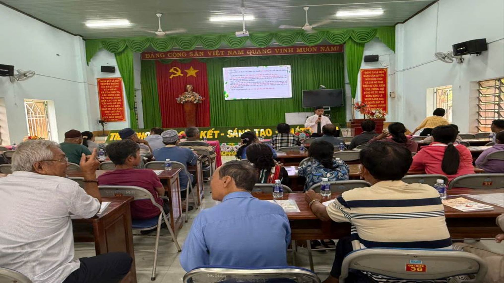 Hội nghị tuyên truyền tư vấn pháp luật về hôn nhân gia đình cho đồng bào dân tộc thiểu số trên địa bàn xã Minh Hòa.