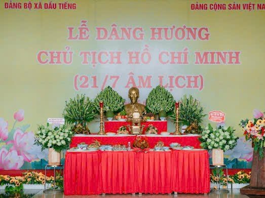 Đảng ủy - HĐND - UBND - UBMTTQVN xã Dầu Tiếng tổ chức Lễ dâng hương Chủ tịch Hồ Chí Minh.