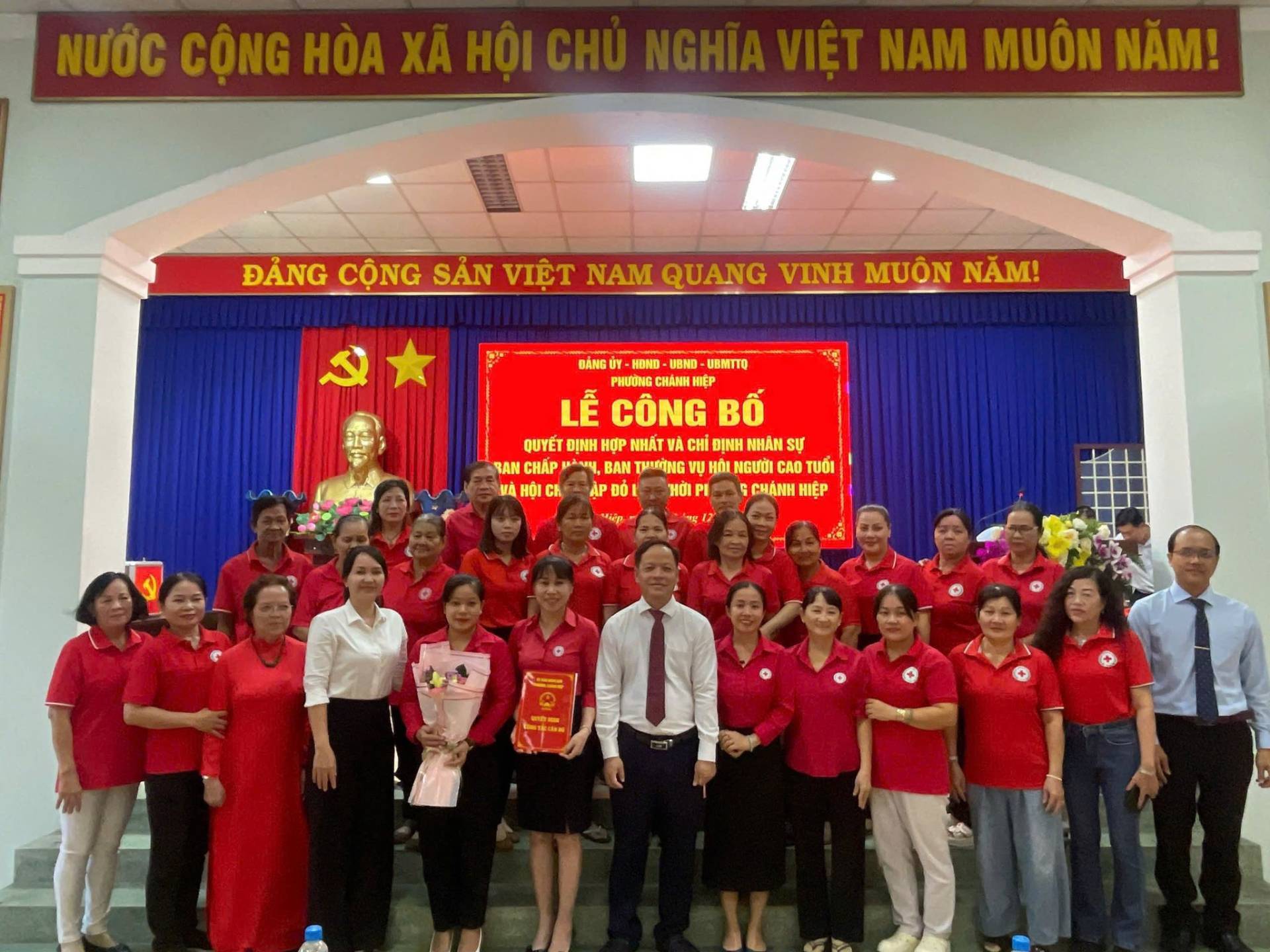 C&oacute; thể l&agrave; h&igrave;nh ảnh về &lrm;văn bản cho biết '&lrm;NƯỚC CỘNG HOA XA X&Atilde;HỘI NAM MU&Ocirc;N NĂM! ĐẢNG CỘNG SẢN VIỆT NAM QUANG VINH MU&Ocirc;N NĂM! یکه B&Agrave;NG HOND UBNIO USNTTO PHƯƠNG &Sigma;ИAии HIỆP LỄ C&Ocirc;NG LỄC&Ocirc;NGBỐ B&Ocirc; QUYẾT ĐỊNH HOP NHAT YA ĐỊNH NH&Acirc;N SỰ BAN CHẤP Hή HNI NGƯỜI CAO TUỚI V&Agrave; HỘI CmA&Nu;&Eta; HIỆP AP D0I Ha&iota;&lrm;'&lrm;