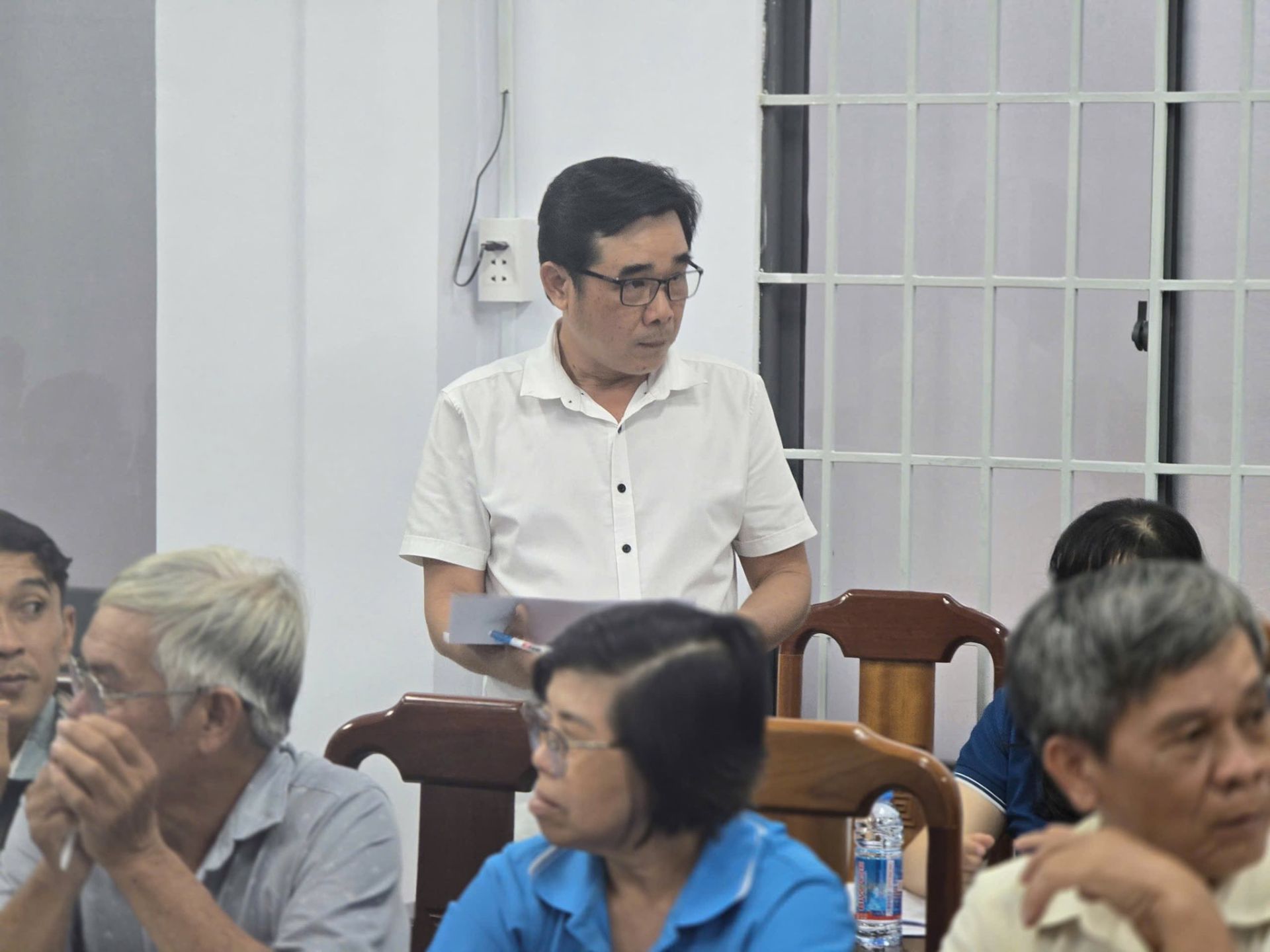 Có thể là hình ảnh về một hoặc nhiều người