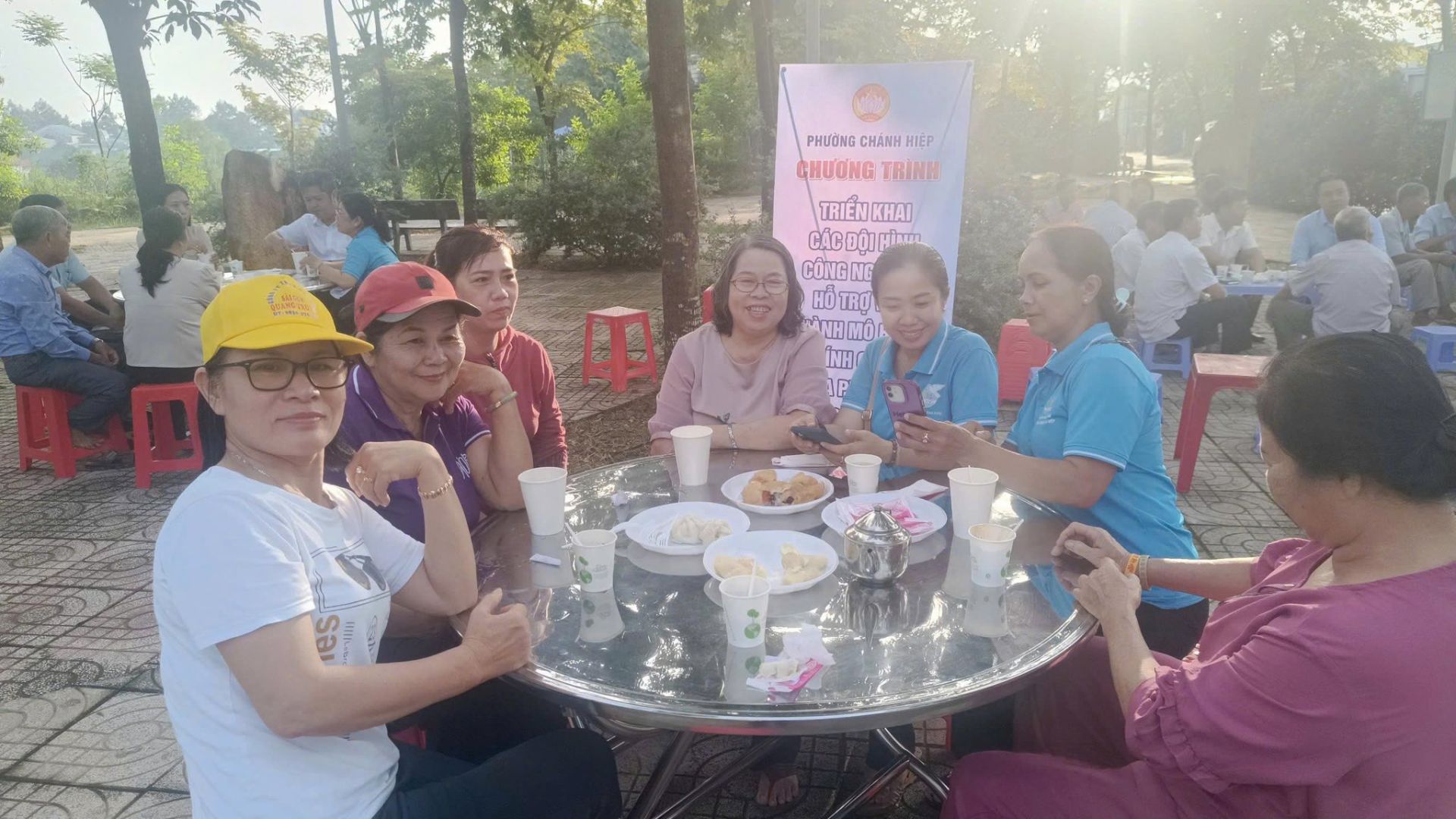 Có thể là hình ảnh về 8 người, mọi người đang cười và văn bản