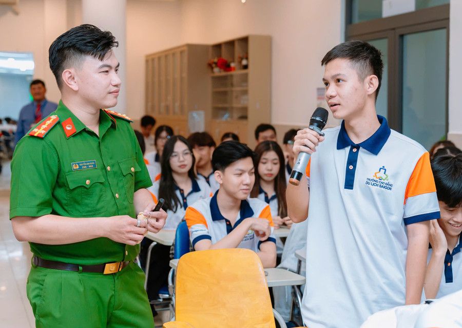 Đại &uacute;y Nguyễn Anh Qu&acirc;n - Ph&ograve;ng Cảnh s&aacute;t H&igrave;nh sự C&ocirc;ng an TPHCM tuy&ecirc;n truyền tại Trường CĐ Du lịch S&agrave;i G&ograve;n. 