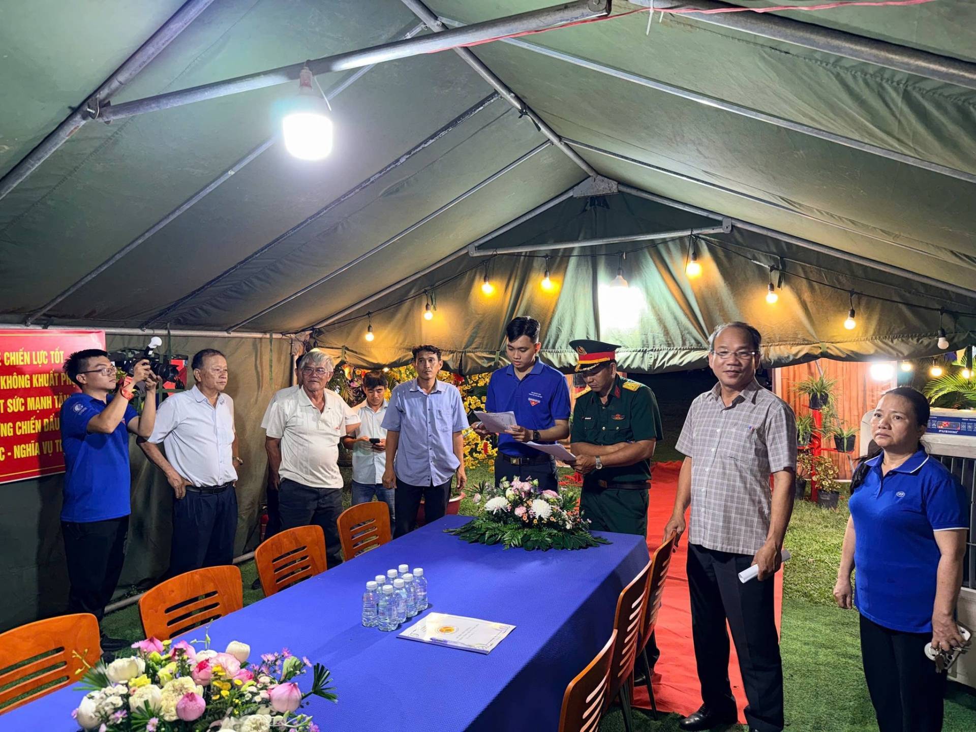 C&oacute; thể l&agrave; h&igrave;nh ảnh về một hoặc nhiều người, thiết bị chiếu s&aacute;ng, c&aacute;i bục v&agrave; văn bản cho biết 'CHI&Eacute;NLUCT&Oacute;T LỰC TỚI CHIẾNLL NLỤ KH&Ocirc;NG KH&Ocirc;NGKHUẤT SỨCMẠNHT CHIẾN -NG -NGHIA'