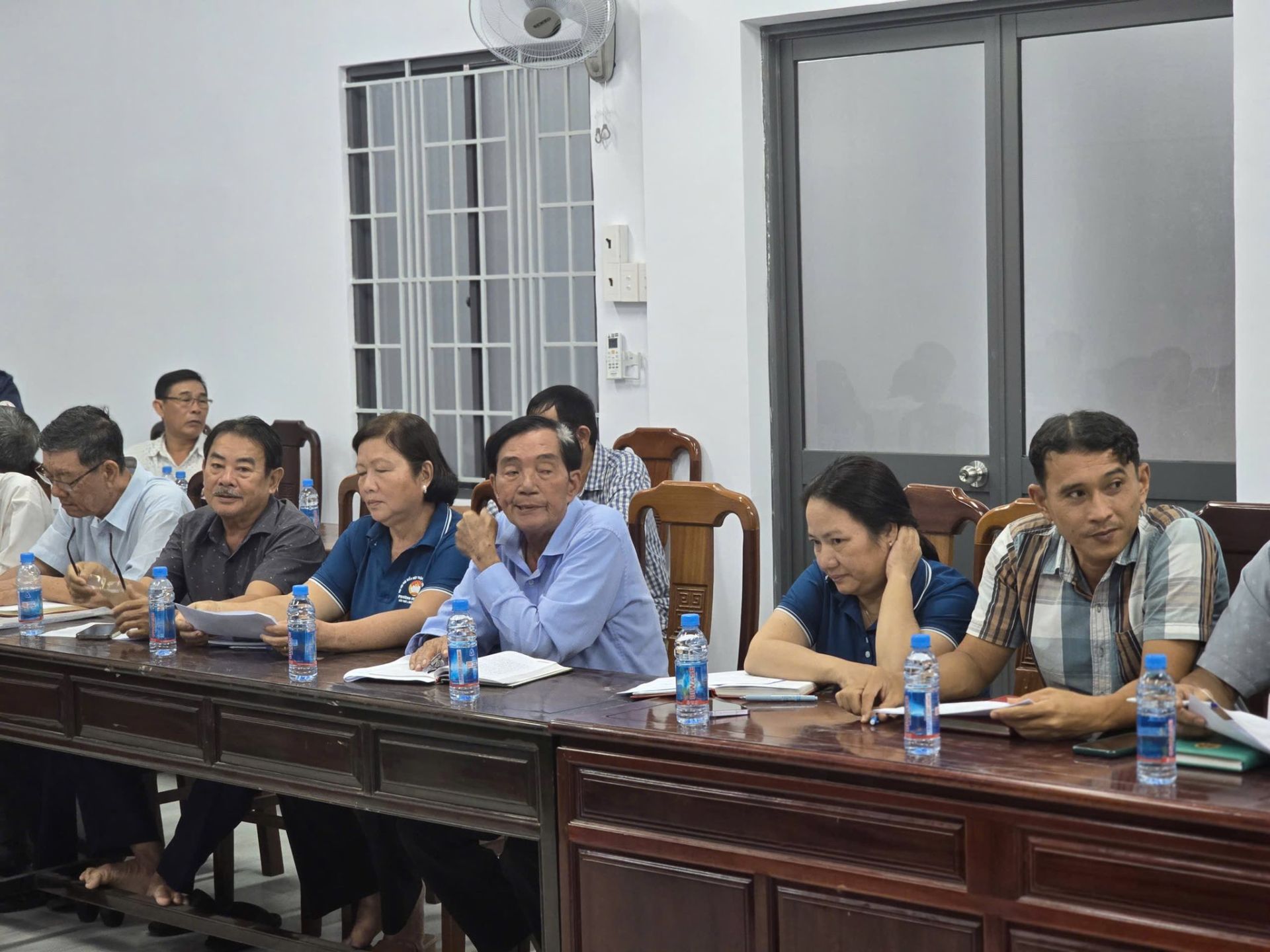 Có thể là hình ảnh về một hoặc nhiều người