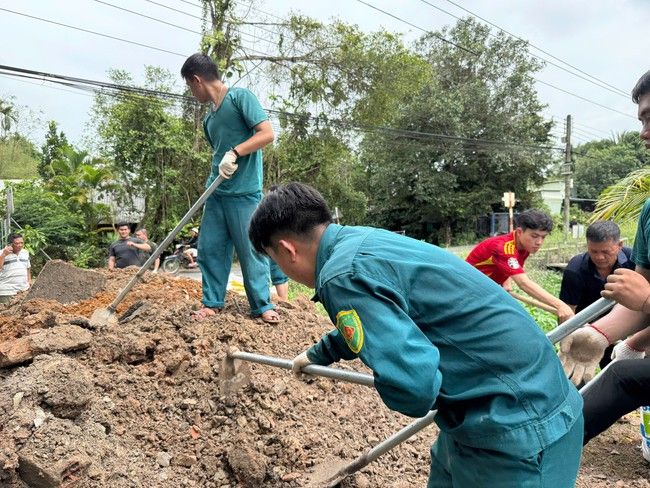 H&igrave;nh ảnh người d&acirc;n ở TP HCM gia cố bờ bao ngăn chặn thủy triều l&ecirc;n trong đ&ecirc;m - Ảnh 3.
