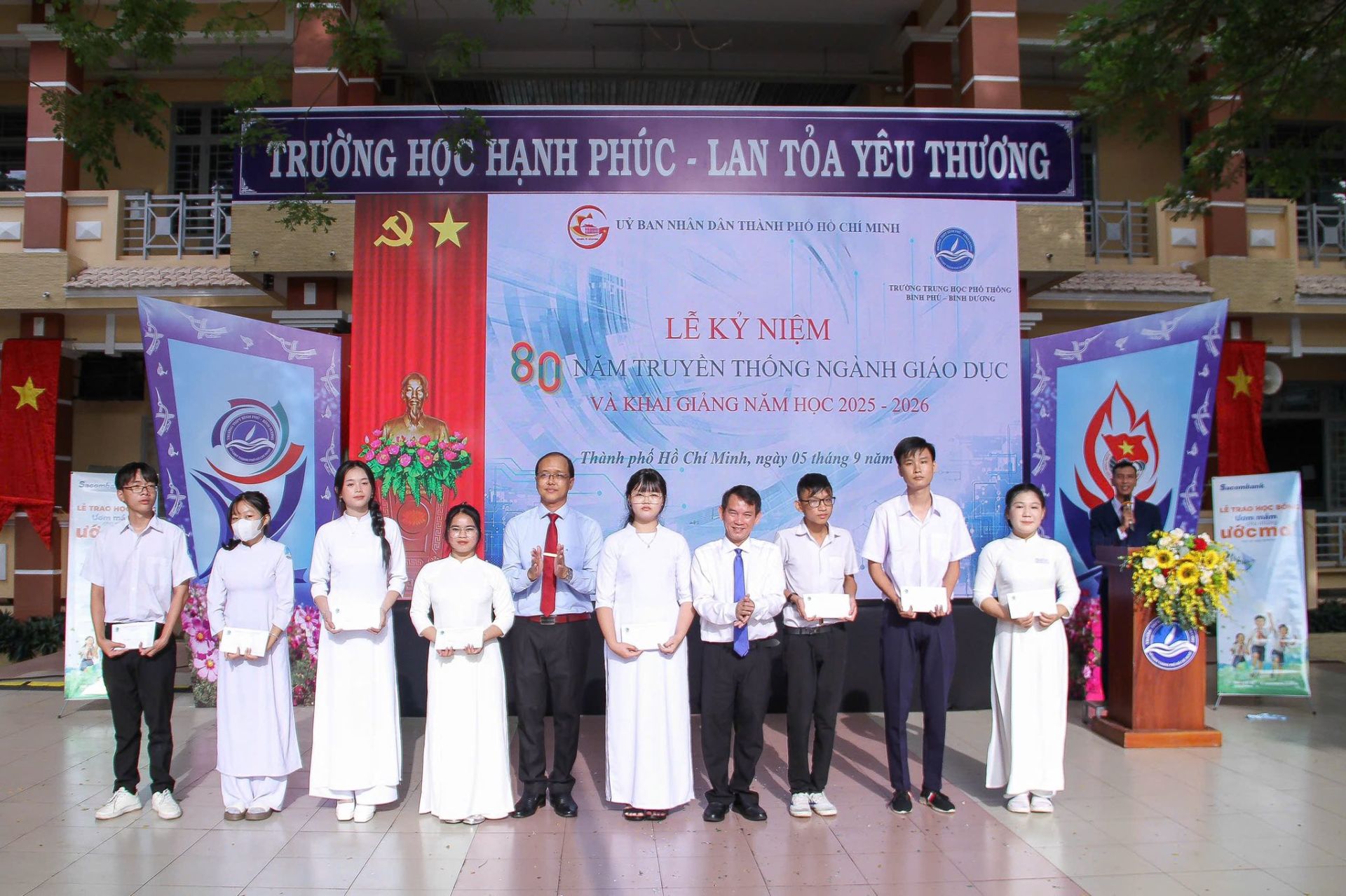 C&oacute; thể l&agrave; h&igrave;nh ảnh về 11 người v&agrave; văn bản