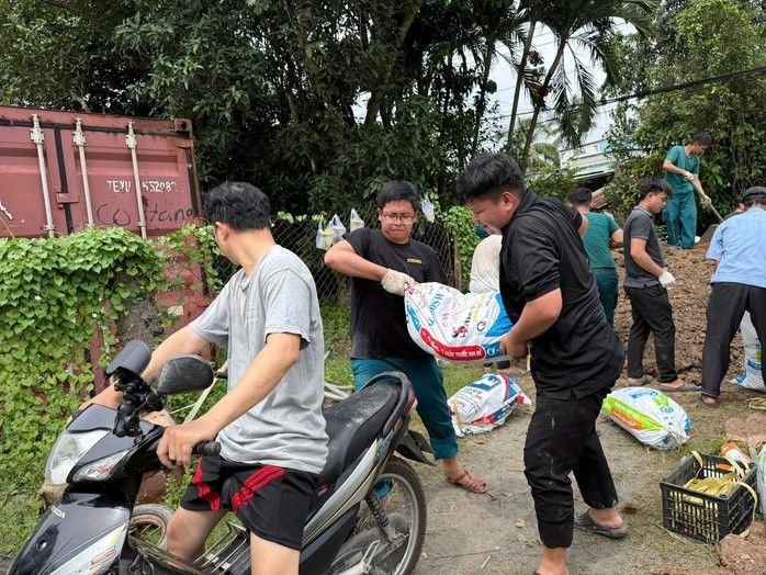 H&igrave;nh ảnh người d&acirc;n ở TP HCM gia cố bờ bao ngăn chặn thủy triều l&ecirc;n trong đ&ecirc;m - Ảnh 13.