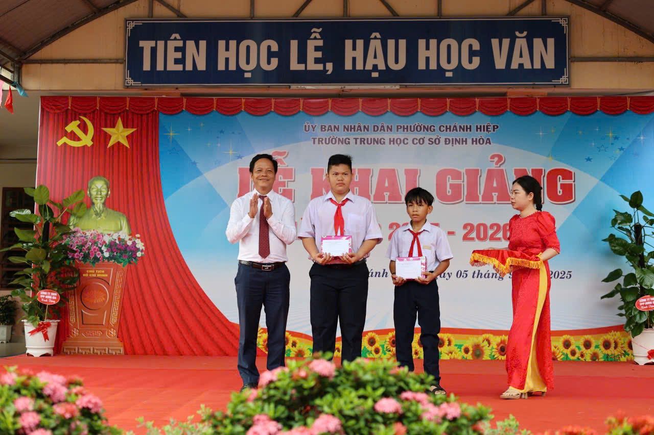 C&oacute; thể l&agrave; h&igrave;nh ảnh về 4 người v&agrave; văn bản