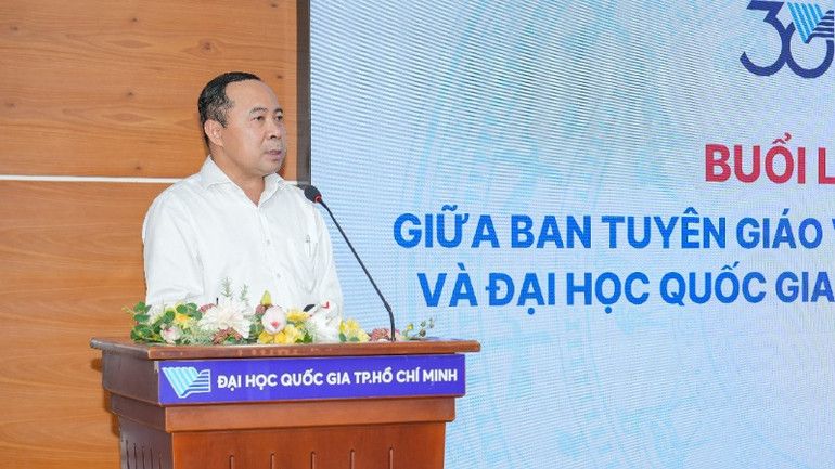 Đồng chí Vũ Hải Quân, Giám đốc Đại học Quốc gia Thành phố Hồ Chí Minh phát biểu tại buổi làm việc.