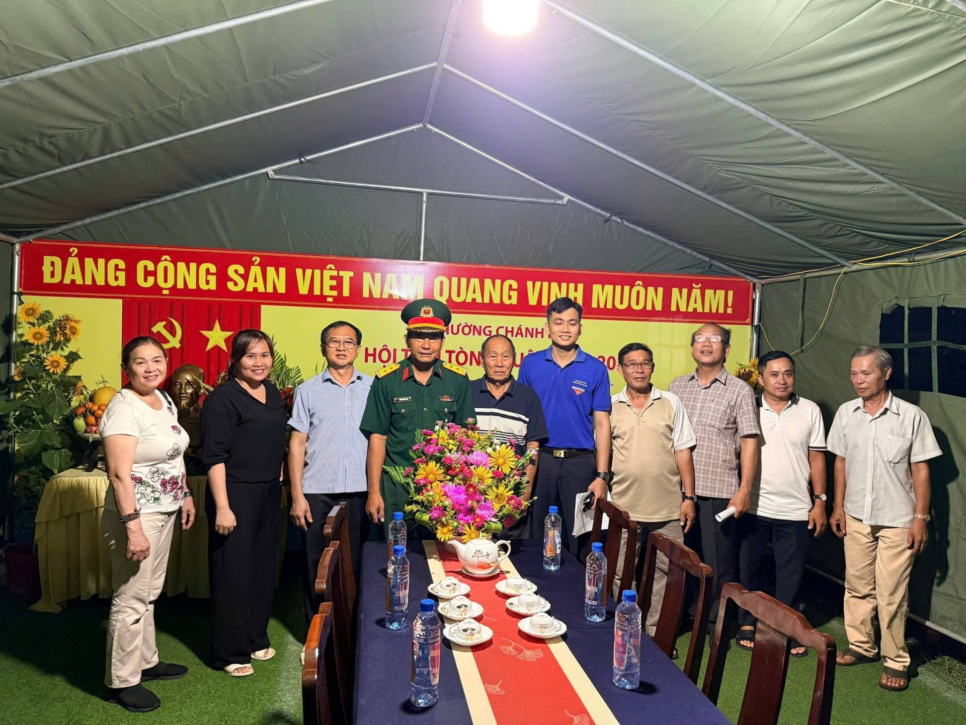 C&oacute; thể l&agrave; h&igrave;nh ảnh về văn bản cho biết 'ĐẢNG CỘNG SẢN VIỆT NM QUANG VINH MU&Ocirc;N NĂM! HƯỜNGCH&Aacute;NH ƯỜNG CH&Aacute;NH T&Ograve;N H&Ocirc;IT មតហ ผสริง'