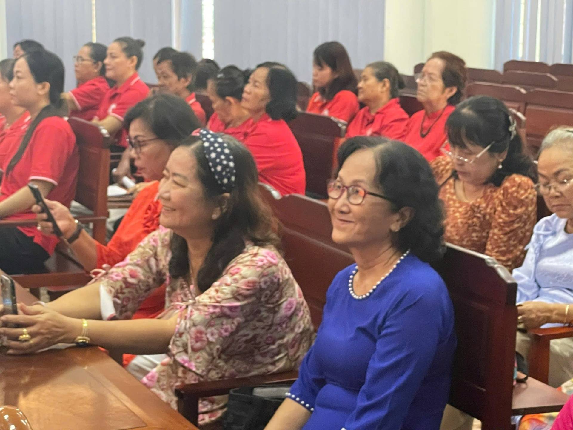 C&oacute; thể l&agrave; h&igrave;nh ảnh về một hoặc nhiều người