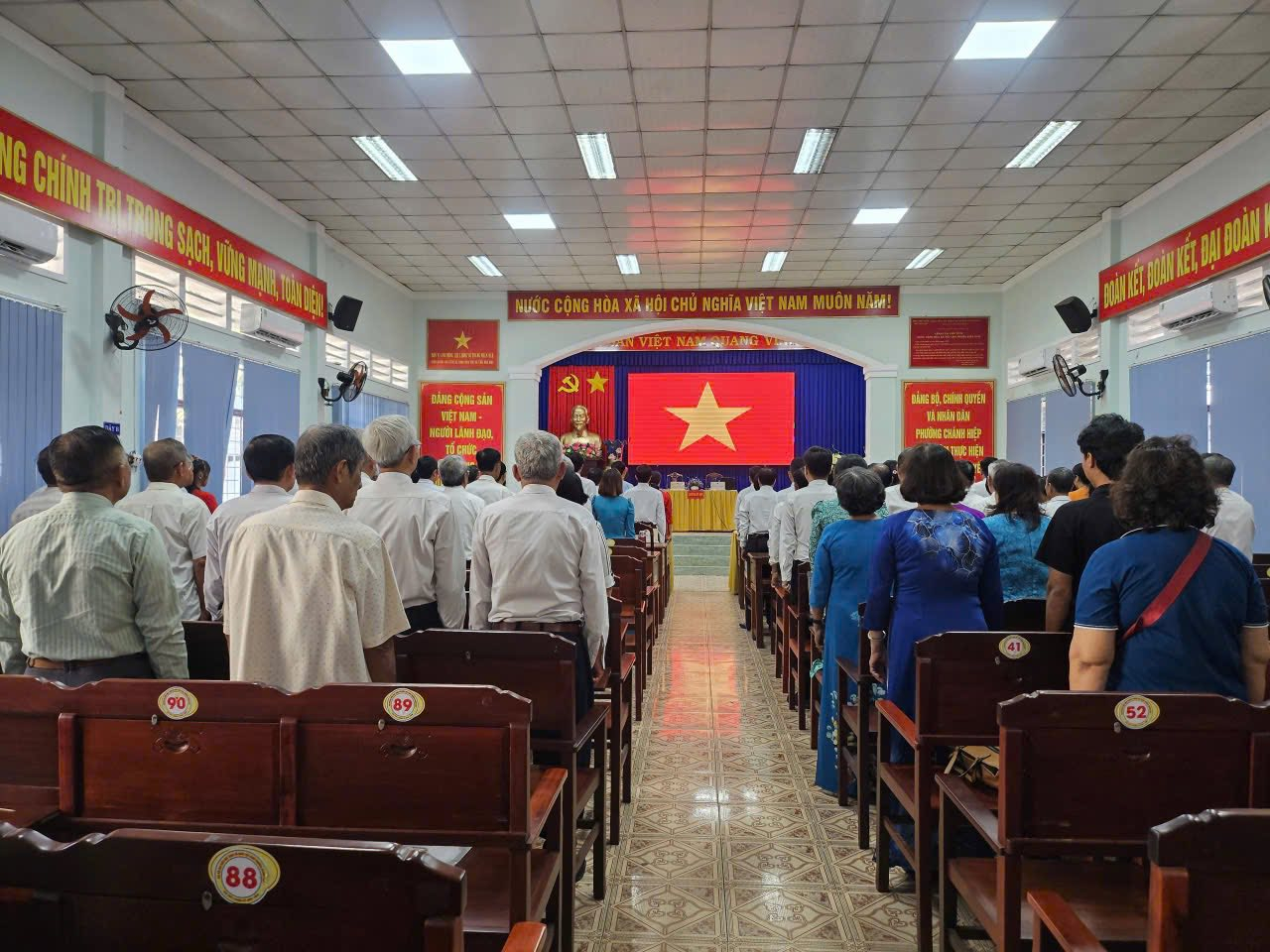 C&oacute; thể l&agrave; h&igrave;nh ảnh về một hoặc nhiều người v&agrave; văn bản