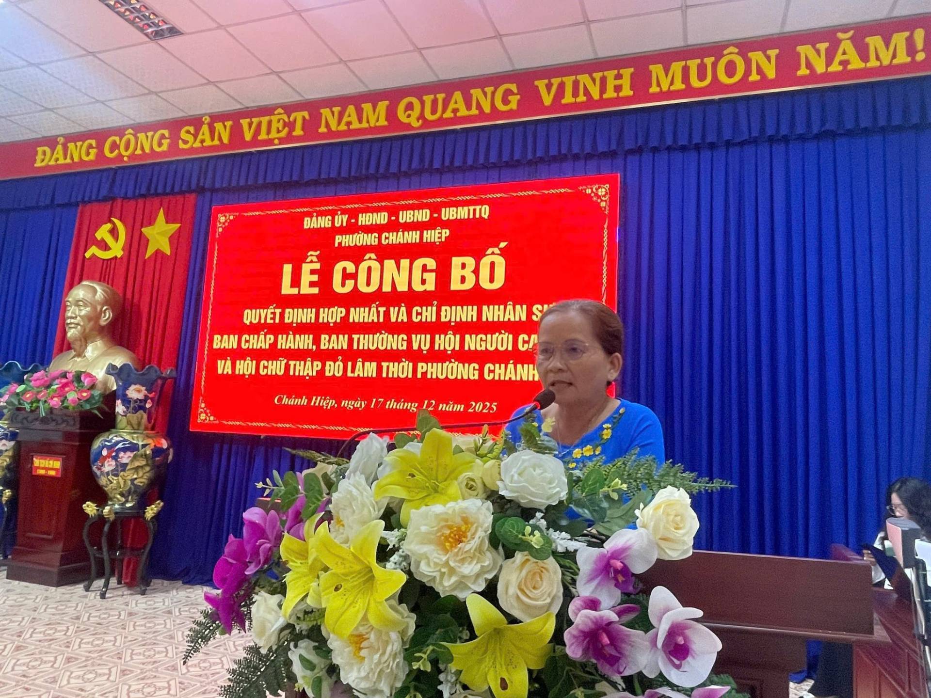 C&oacute; thể l&agrave; h&igrave;nh ảnh về &lrm;văn bản cho biết '&lrm;250 O ĐẢNG CỘNG SẢN VIỆT NAM QUANG VINH MU&Ocirc;N NĂM! ㅅ B&Aacute;NG إذ HDND UBND UBMTTQ PHƯỞNG CH&Aacute;NH HIỆP LỄ C&Ocirc;NG BỐ QUYẾT ĐỊNH HỢP NHẤT V&Agrave; CHỈ ĐỊNH NH&Acirc;N S BAN CHẤP H&Agrave;NH, BAN THƯỞNG VỤ HỘI NGƯỜI CA V&Agrave; HỘI CHỮ THẬP Đ&Oacute; L&Acirc;M &tau;ά PHƯỞNG CH&Aacute;NH SpiTM Ch&aacute;nh Heep, ng&agrave;y 17 th&aacute;ng 12 năm 2025 E&lrm;'&lrm;