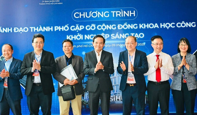 B&iacute; thư Th&agrave;nh ủy TPHCM Trần Lưu Quang v&agrave; Ph&oacute; B&iacute; thư Th&agrave;nh ủy TPHCM Đặng Minh Th&ocirc;ng dự buổi gặp gỡ cộng đồng khoa học c&ocirc;ng nghệ, khởi nghiệp đổi mới s&aacute;ng tạo hồi th&aacute;ng 12/2025. (Ảnh: SGGP)