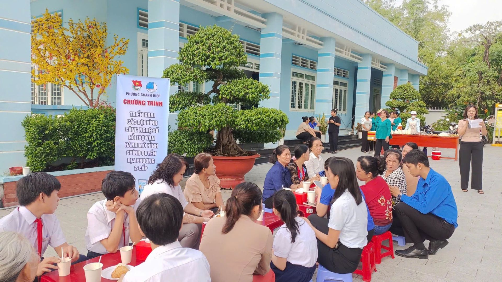 Có thể là hình ảnh về 9 người, mọi người đang học, bệnh viện và văn bản cho biết 'PHƯƠNG CHANH 周 ជ CHƯƠNG TRINH TRIÊNKHAI CACBOIKINH KINH CAC HÌNH CONGNGHESO 0 HOTROVÂN AN TROVAN HÀNH HINH CHINH CHINHOUYEN DIAPHƯƠNG TING 2CAP 2g'