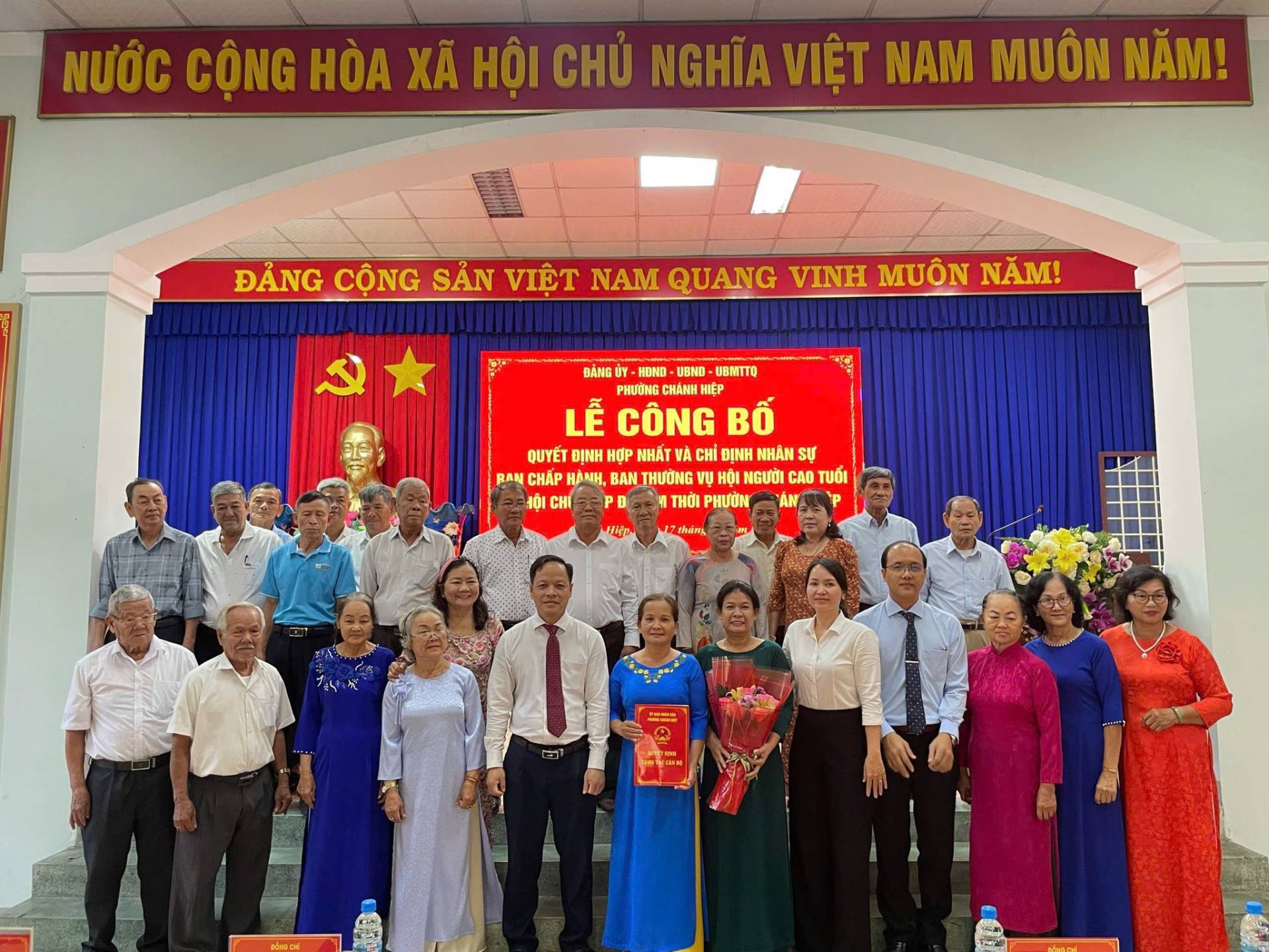 C&oacute; thể l&agrave; h&igrave;nh ảnh về &lrm;văn bản cho biết '&lrm;NƯỚC CỘNG H&Ograve;A X&Atilde; HỘI CHỦ NGHĨA VIỆT NAM MU&Ocirc;N NĂM! ĐẢNG CỘNG SẢN VIỆT NAM QUANG VINH MU&Ocirc;N NĂM! ه B&Agrave;NG ण HHA UBND UBMTTO PHƯƠNG CH&Aacute;NH HIỆP LỄ C&Ocirc;NG BỐ QUYẾT HỢP NHẤT H&Aacute;TVA CHỈ DINH NH&Acirc;N SỰ PAN CHAP HA&Nu;&Eta;, BAN THƯỜNG NGƯỜI CAO &tau;&upsilon;&theta;&iota; HỘI CHI &tau;&kappa;ά PHƯƠN AN 나지&lrm;'&lrm;