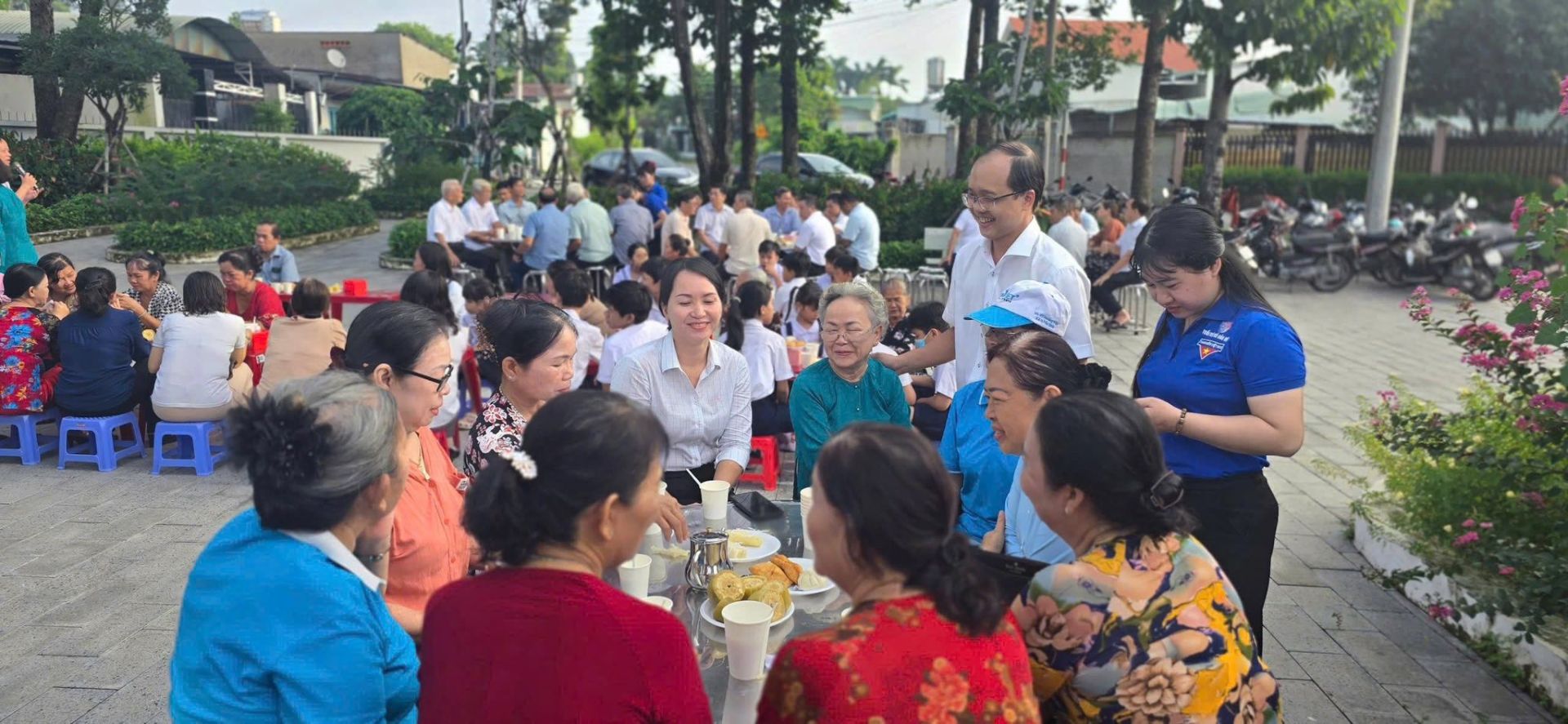 Có thể là hình ảnh về 2 người