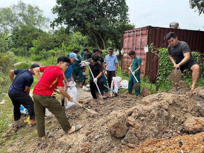 H&igrave;nh ảnh người d&acirc;n ở TP HCM gia cố bờ bao ngăn chặn thủy triều l&ecirc;n trong đ&ecirc;m - Ảnh 6.