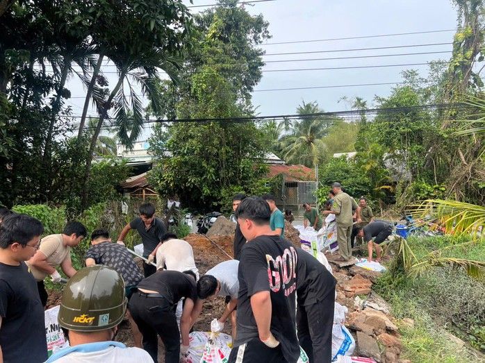 H&igrave;nh ảnh người d&acirc;n ở TP HCM gia cố bờ bao ngăn chặn thủy triều l&ecirc;n trong đ&ecirc;m - Ảnh 11.