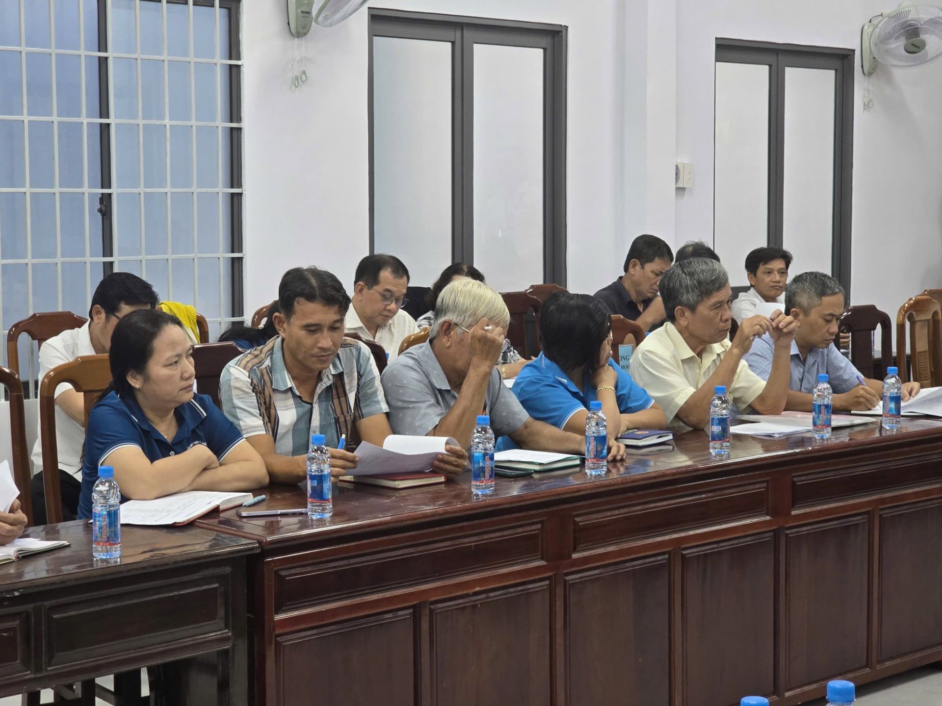 Có thể là hình ảnh về một hoặc nhiều người