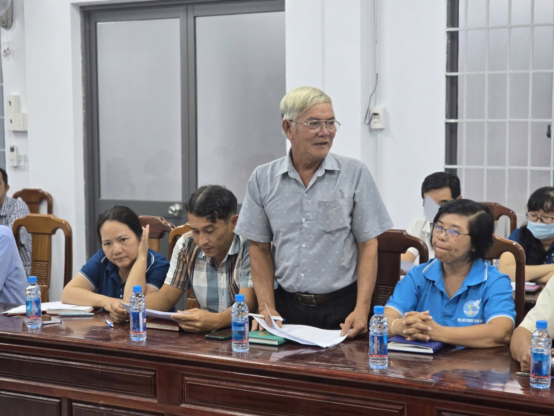 Có thể là hình ảnh về một hoặc nhiều người và văn bản