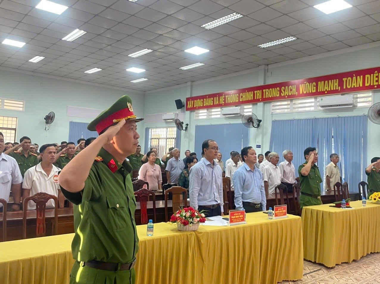 C&oacute; thể l&agrave; h&igrave;nh ảnh về văn bản cho biết 'TAYGUNGDANG HỆ TH&Ocirc;NG CH&Iacute;NH TRỊ TRONG SACH, VỮNG MẠNH, TO&Agrave;N DIỆ ま'