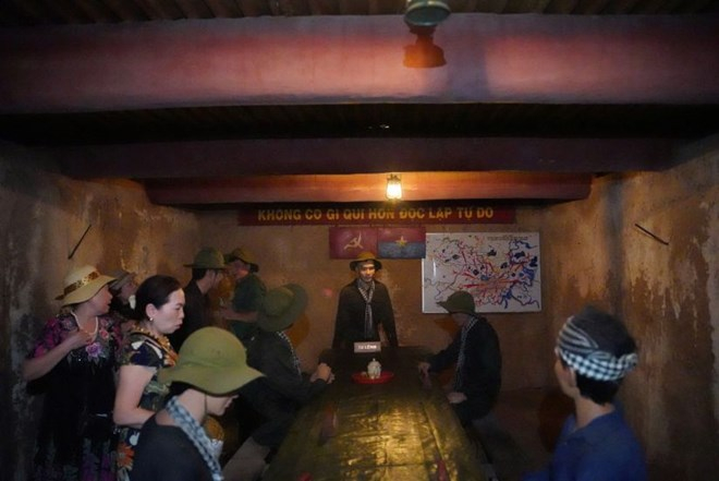 Người d&acirc;n, du kh&aacute;ch tham quan Địa đạo Củ Chi. Ảnh: Anh T&uacute;