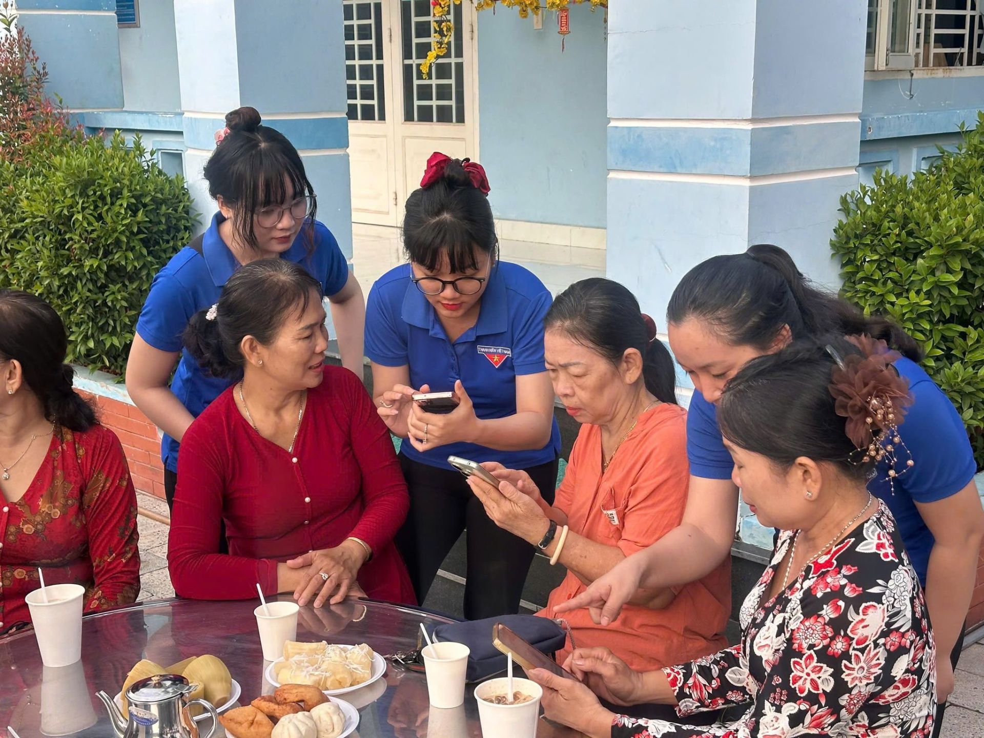 Có thể là hình ảnh về 6 người