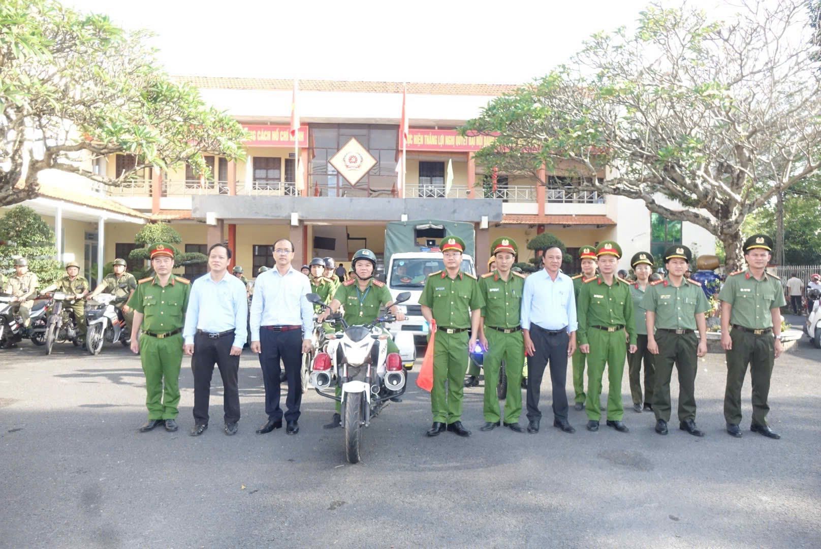 C&oacute; thể l&agrave; h&igrave;nh ảnh về một hoặc nhiều người, xe scooter, xe m&ocirc;t&ocirc; v&agrave; văn bản