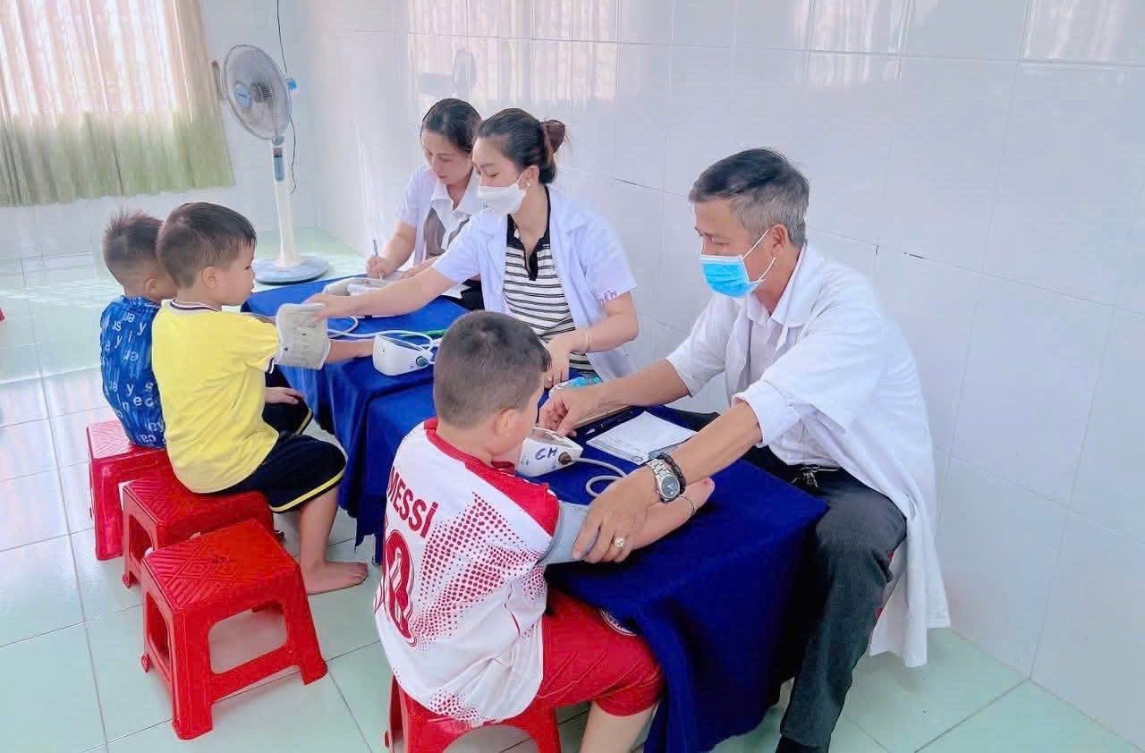 C&oacute; thể l&agrave; h&igrave;nh ảnh về một hoặc nhiều người, mọi người đang học, b&agrave;n cờ v&agrave; bệnh viện